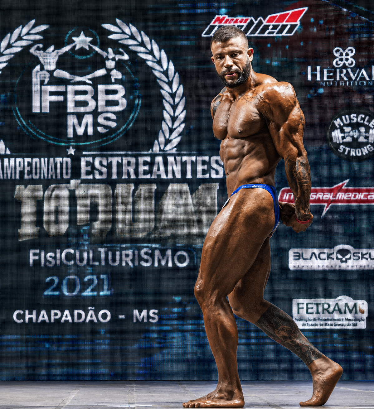 Atleta Team Castro posando em campeonato de fisiculturismo